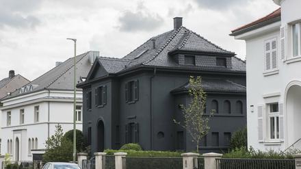 In Pforzheim (Baden-Württemberg) ist am 02.09.2015 eine Villa zu sehen, die komplett schwarz angestrichen ist. Der Architekt und Galerist Andreas Sarow ließ sie in einer geheimen Aktion am vergangenen Wochenende komplett schwarz anstreichen. Die Villa soll nicht lange in dem dunklen Zustand bleiben, sie steht zum Verkauf, gegen Gebot. Dann wird sie wahrscheinlich wieder so weiß gestrichen wie die Nachbarhäuser.