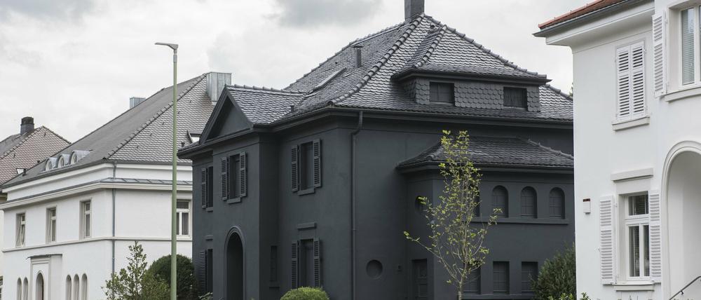 In Pforzheim (Baden-Württemberg) ist am 02.09.2015 eine Villa zu sehen, die komplett schwarz angestrichen ist. Der Architekt und Galerist Andreas Sarow ließ sie in einer geheimen Aktion am vergangenen Wochenende komplett schwarz anstreichen. Die Villa soll nicht lange in dem dunklen Zustand bleiben, sie steht zum Verkauf, gegen Gebot. Dann wird sie wahrscheinlich wieder so weiß gestrichen wie die Nachbarhäuser.