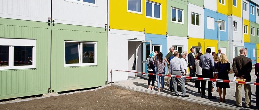 Bürger besichtigen die neuen Wohncontainer für Flüchtlinge am Ostpreußendamm in Steglitz.