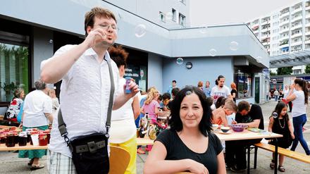 Ein Grund zum Feiern. Asli Peker und Helfer Daniel Schmid beim Sommerfest für Flüchtlingsfamilien und Anwohner.