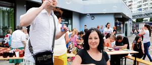Ein Grund zum Feiern. Asli Peker und Helfer Daniel Schmid beim Sommerfest für Flüchtlingsfamilien und Anwohner.