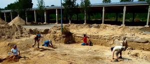 Archäologen legen in Wünsdorf (Brandenburg) den Bodens rund um den Moscheebau frei.