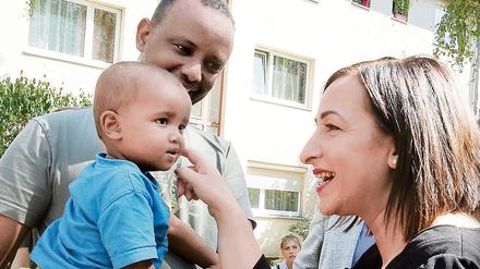 Jeder Mensch zählt. Integrationssenatorin Dilek Kolat begrüßt in Berlin bei der Stadtmission am Hauptbahnhof die Flüchtlingsfamilie Omer aus Somalia.