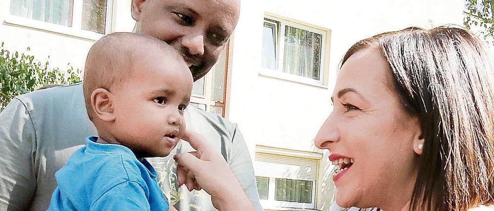 Jeder Mensch zählt. Integrationssenatorin Dilek Kolat begrüßt in Berlin bei der Stadtmission am Hauptbahnhof die Flüchtlingsfamilie Omer aus Somalia.