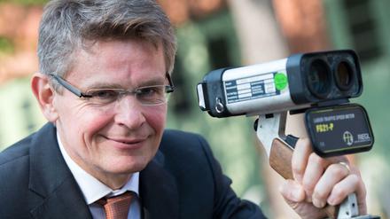 Berlins Polizeipräsident Klaus Kandt setzt sich für gewöhnlich für die Einhaltung der Verkehrsregeln ein - an seinem eigenem Fahrrad beachtet er sie jedoch nicht.