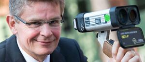 Berlins Polizeipräsident Klaus Kandt setzt sich für gewöhnlich für die Einhaltung der Verkehrsregeln ein - an seinem eigenem Fahrrad beachtet er sie jedoch nicht.