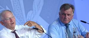 Wiedersehen nach 25 Jahren: Bundesfinanzminister Wolfgang Schäuble (l) und der ehemalige Parlamentarische Staatssekretär beim Ministerpräsidenten der DDR, Günther Krause