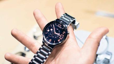Huawei aus China stellt in Berlin seine erste Smartwatch vor. Sie kostet zwischen 400 und 800 Euro und orientiert sich an traditionellen Schweizer Uhren.