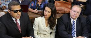 Der Journalist Mohammed Fahmy (l.) und Anwältin Amal Clooney (m.).