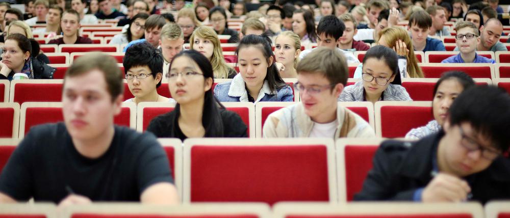 Studenten der Wirtschaftswissenschaften in einer Vorlesung an der Universität Leipzig 