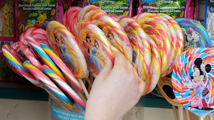 Kinder lieben Süßes - und die Süßwarenindustrie liebt die Kinder.
