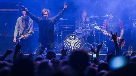 Die Band "Die Toten Hosen" mit Sänger Campino steht am 29.08.2015 in Jamel (Mecklenburg-Vorpommern) auf der Bühne des Forstrock-Festivals. Die Punkband traf zu einem Spontanauftritt ein. Der Frontman der Band sagte sie wollen ein Zeichen setzten. Es sei eine Geste der Hochachtung für das, was die Lohmeyers leisten und für alle anderen, die sich nicht wegdrehen, wenn die Nazis Plätze für sich reklamierten. Unbekannte hatten die Scheune des Künstlerpaares angezündet, das seit 2004 in dem Ort lebt und sich gegen Rechtsextremismus engagiert. Foto: Axel Heimken/dpa +++(c) dpa - Bildfunk+++
