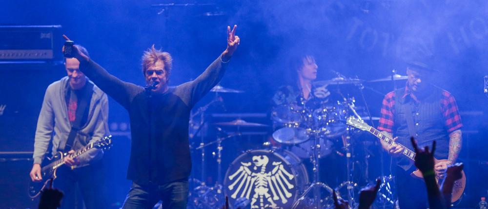 Die Band "Die Toten Hosen" mit Sänger Campino steht am 29.08.2015 in Jamel (Mecklenburg-Vorpommern) auf der Bühne des Forstrock-Festivals. Die Punkband traf zu einem Spontanauftritt ein. Der Frontman der Band sagte sie wollen ein Zeichen setzten. Es sei eine Geste der Hochachtung für das, was die Lohmeyers leisten und für alle anderen, die sich nicht wegdrehen, wenn die Nazis Plätze für sich reklamierten. Unbekannte hatten die Scheune des Künstlerpaares angezündet, das seit 2004 in dem Ort lebt und sich gegen Rechtsextremismus engagiert. Foto: Axel Heimken/dpa +++(c) dpa - Bildfunk+++