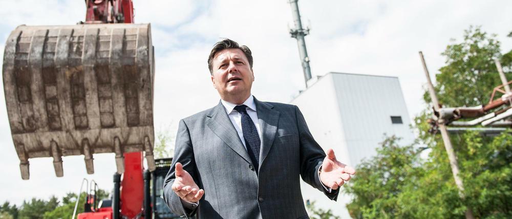 Stadtentwicklungssenator Andreas Geisel (SPD) stellt ein Bauprojekt vor. Bei sowas sollen zukünftig mehr Berliner mitreden können.