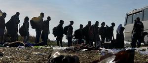 Flüchtlinge besteigen an der ungarischen Grenze einen Bus. Viele von ihnen geben ihr Schicksal auf dem Weg nach Europa in die Hand von Schleppern. 