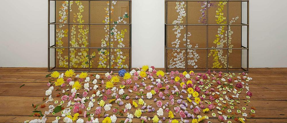 Blumen auf dem Boden vor einer Wand