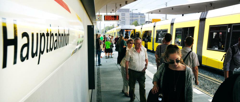 Nächster Halt: Hauptbahnhof. Fahrgäste am Premierentag der neuen Tram-Haltestelle.
