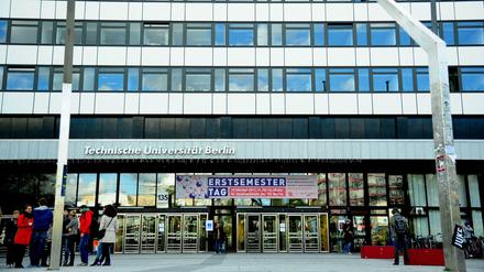 Studierende stehen vor dem Hauptgebäude der Technischen Universität Berlin.