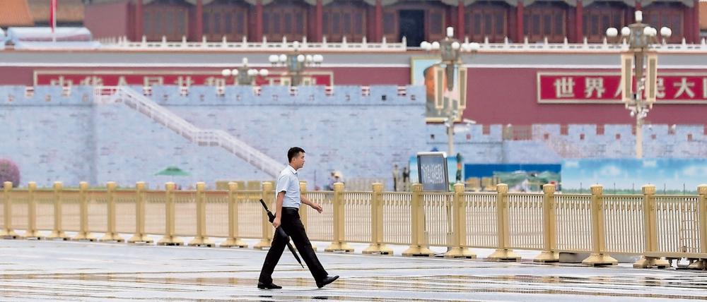 Der sonst von Touristen bevölkerte Platz des Himmlischen Friedens in Peking zeigt sich vor der Militärparade am Donnerstag menschenleer.