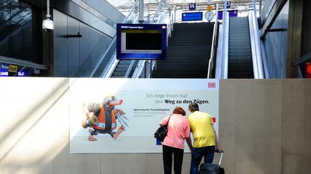 Verbrettert: Der Aufgang zu den Regionalzügen im Hauptbahnhof ist erstmal gesperrt. Aber die Infos auf dem Schild sind unvollständig.