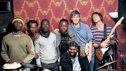 Gemeinsame Töne. Deutsch lernen, kochen – und Musik machen: In der Refugee-Band haben sich Flüchtlinge aus diversen Ländern zusammengefunden. 