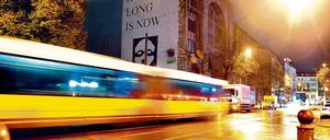 Die Straßenbahn kommt - wie hier in der Oranienburger Straße. Und es sollte noch mehr davon geben, findet Christian Tschepe.