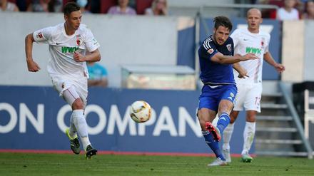 Einen Schritt zu spät: Dominik Kohr (li.) und der FC Augsburg verlieren das bayerische Duell gegen Matthew Leckie und den FC Ingolstadt. 