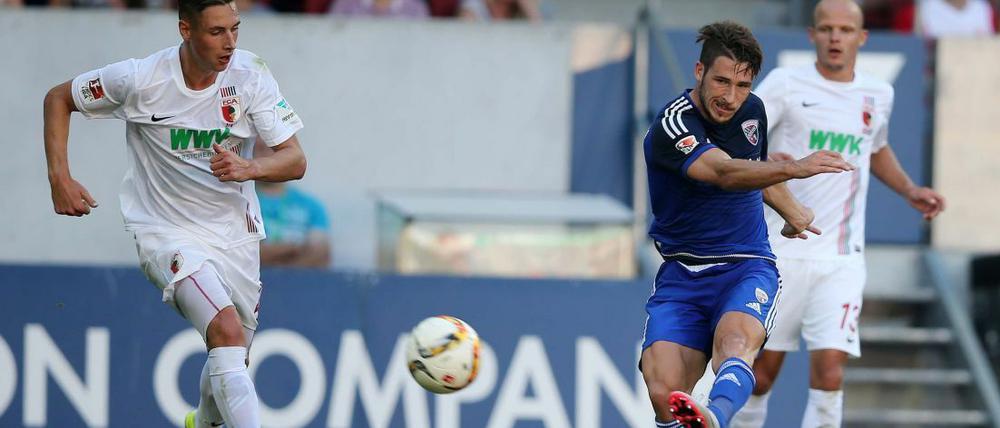 Einen Schritt zu spät: Dominik Kohr (li.) und der FC Augsburg verlieren das bayerische Duell gegen Matthew Leckie und den FC Ingolstadt.