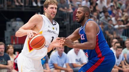 Verloren - aber Selbstvertrauen getankt: Dirk Nowitzki und die deutsche Nationalmannschaft im Spiel gegen Frankreich (hier: Boris Diaw).