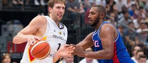 Verloren - aber Selbstvertrauen getankt: Dirk Nowitzki und die deutsche Nationalmannschaft im Spiel gegen Frankreich (hier: Boris Diaw).