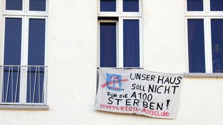 Gegen den Ausbau der Autobahn A 100 protestieren Mieter der zwei Häuser in der Beermannstraße in Berlin-Treptow, die abgerissen werden sollen. Aufgenommen am 30. September 2011. 
