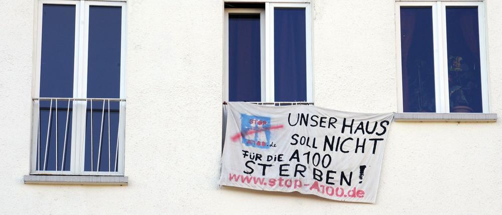 Gegen den Ausbau der Autobahn A 100 protestieren Mieter der zwei Häuser in der Beermannstraße in Berlin-Treptow, die abgerissen werden sollen. Aufgenommen am 30. September 2011. 