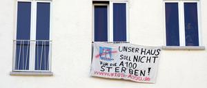 Gegen den Ausbau der Autobahn A 100 protestieren Mieter der zwei Häuser in der Beermannstraße in Berlin-Treptow, die abgerissen werden sollen. Aufgenommen am 30. September 2011.