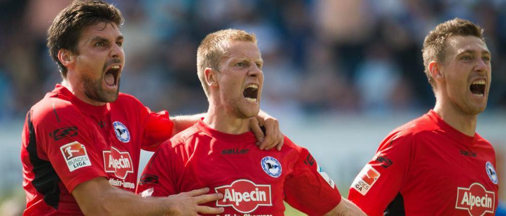 Wichtiger Erfolg: Arminia Bielefeld jubelt über den Sieg gegen den SC Paderborn.