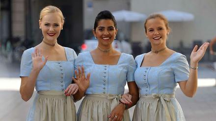 Hauptsache sie haben Spaß: Die Lufthansa-Stewardessen finden ihre neuen Dirndl scheinbar super.