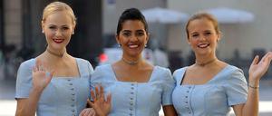 Hauptsache sie haben Spaß: Die Lufthansa-Stewardessen finden ihre neuen Dirndl scheinbar super.