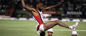 Da staunen die Kampfrichter: Mike Powell bei seinem Rekordsatz 1991 in Tokio.