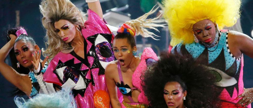 Miley Cyrus (Mitte) und eine Gruppe von Drag Queens bei den MTV Video Music Awards in Los Angeles.