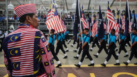 Noch beherrschen Soldaten die Straßen der malaysischen Hauptstadt Kuala Lumpur. Sie proben für die Parade am Nationalfeiertag am Sonntag. Doch am Samstag wollen Demonstranten das Straßenbild beherrschen. Ihre Farbe ist gelb. 