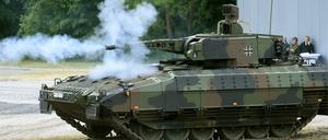 Der neue Bundeswehr-Schützenpanzer "Puma", der unter anderem von Rheinmetall entwickelt und produziert wird, bei einer Schießübung.