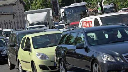 Stau stadteinwärts: Wer vom Tempelhofer Damm über den Mehringdamm nach Mitte will, riskiert Stillstand.