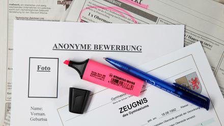 Schon vor der Bewerbung aussortiert: Anonyme Bewerbungen verstecken nicht den Namen. 