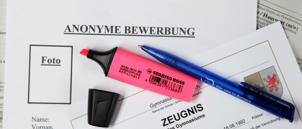 Schon vor der Bewerbung aussortiert: Anonyme Bewerbungen verstecken nicht den Namen. 
