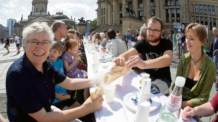Gemeinsam das Brot brechen - Auftakt der langen Nacht der Religionen mit einer weißen Tafel auf dem Gendarmenmarkt in Berlin. 