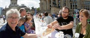 Gemeinsam das Brot brechen - Auftakt der langen Nacht der Religionen mit einer weißen Tafel auf dem Gendarmenmarkt in Berlin.