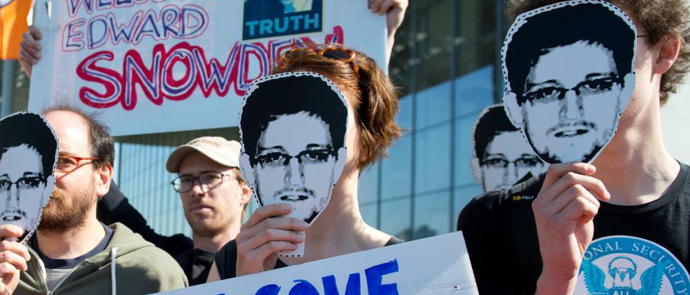 Aktivisten der Piratenpartei demonstrieren für Edward Snowden. Weltweit erfährt der Whistleblower Solidarität - doch die US-Regierung will ihm den Prozess machen.