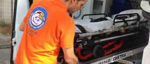 Ein Sanitäter lädt am eine Trage in Athen in einen Krankenwagen der privaten Nonprofit-Organisation «Das Lächeln des Kindes» .