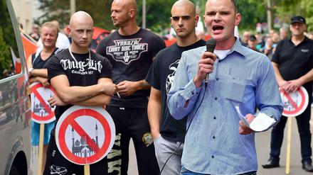 In Eisenach rief die NPD am Sonntag zu einer Demonstration auf. Das Bild zeigt den NPD-Funktionär Tobias Kammler bei der Kundgebung.