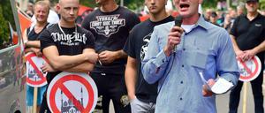 In Eisenach rief die NPD am Sonntag zu einer Demonstration auf. Das Bild zeigt den NPD-Funktionär Tobias Kammler bei der Kundgebung.