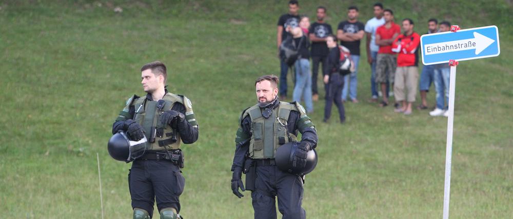 Polizisten beschützen in Heidenau Flüchtlinge.